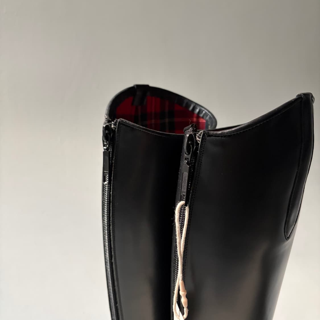 Sleek Leather Riding Boots 상품이미지6