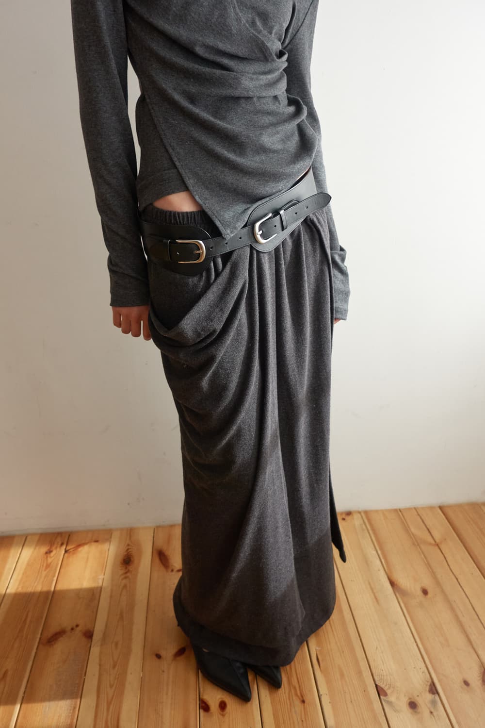 새상품) 세릭 드레이프 롱 스커트 차콜 상품이미지2