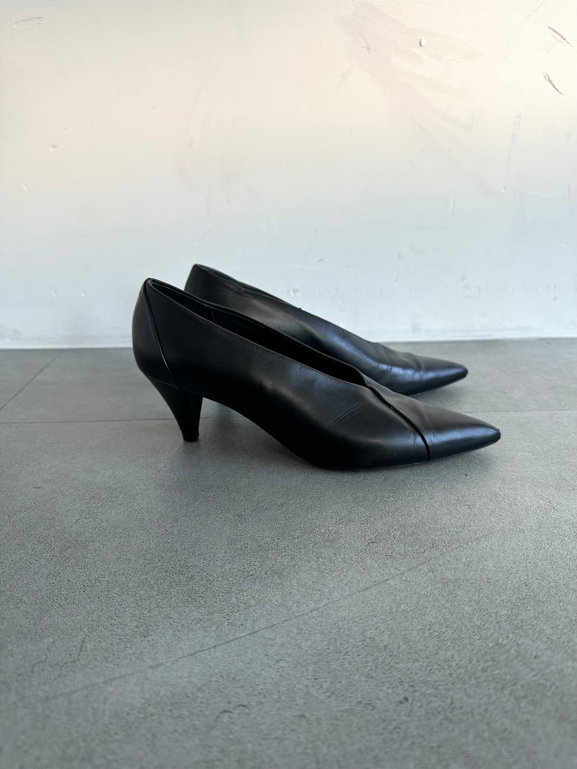 지방시 블랙 레더 나이프 힐 상품이미지4