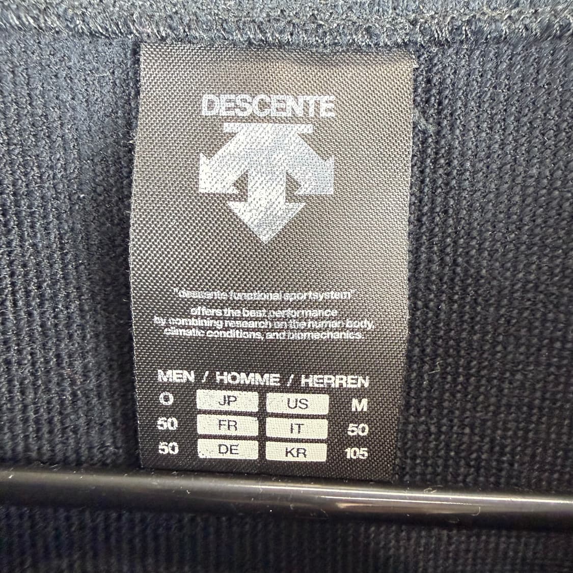 105) 데상트 프린팅 맨투맨 블랙 상품이미지3