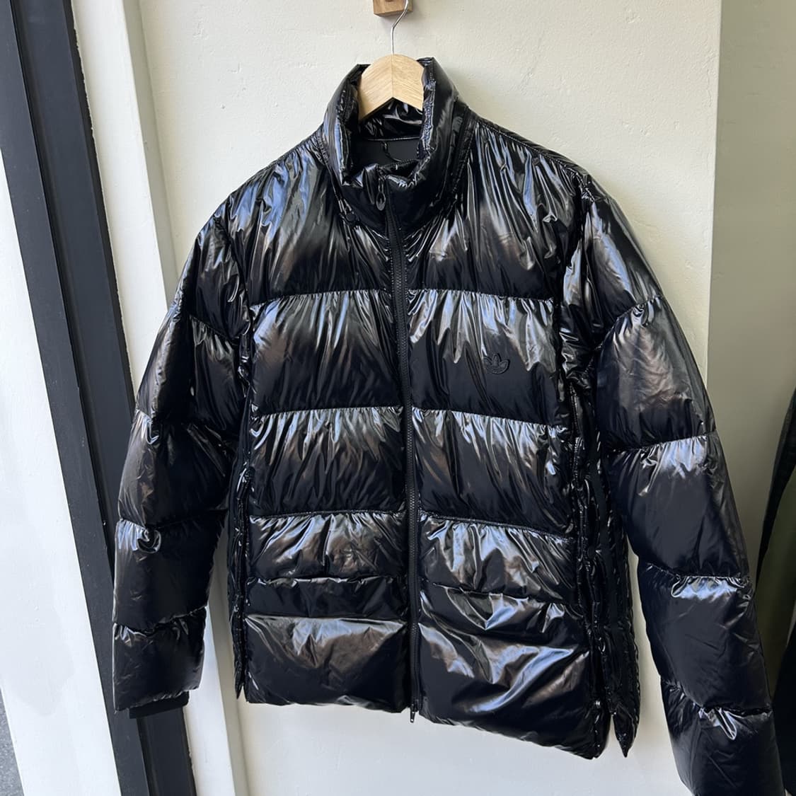 15396 - 아디다스 블랙 유광 패딩 상품이미지2