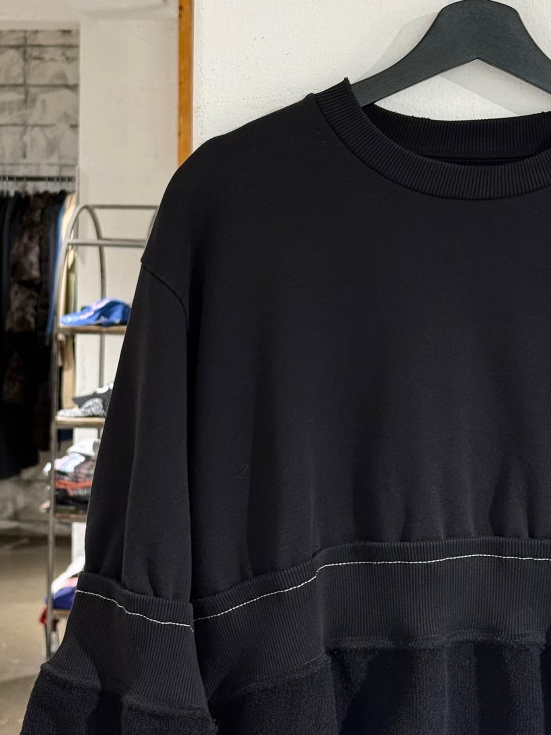 엠엠식스 블랙 크롭 인사이드 아웃 스웻 셔츠 상품이미지2