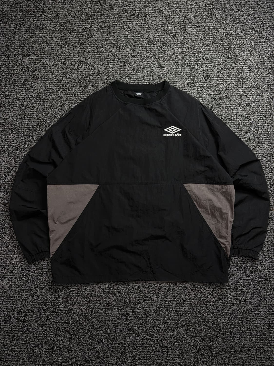 엄브로 빅로고 배색 나일론 우븐 박시핏 웜업 1961 상품이미지2