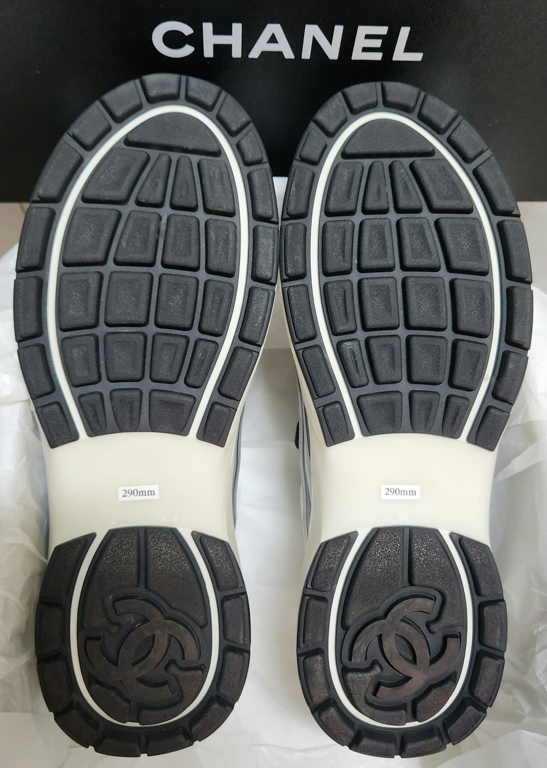 [정품 ] 샤넬 스니커즈 운동화 CC로고 샤식스 실버/블랙/화이트 42 상품이미지7