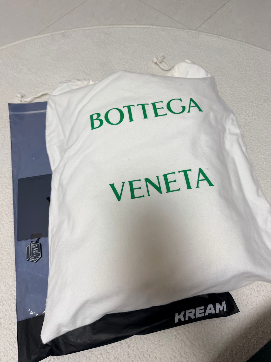 보테가 베네타 패딩 테크 카세트백 블랙 상품이미지6