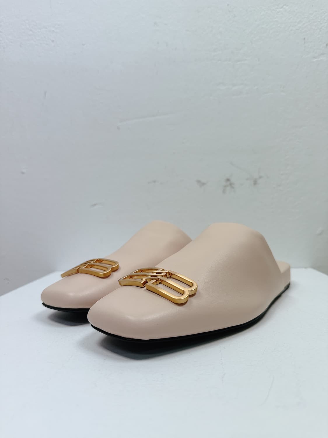 (정품/새상품) BALENCIAGA 발렌시아가 여성 샌드 코지 레더 뮬 상품이미지4