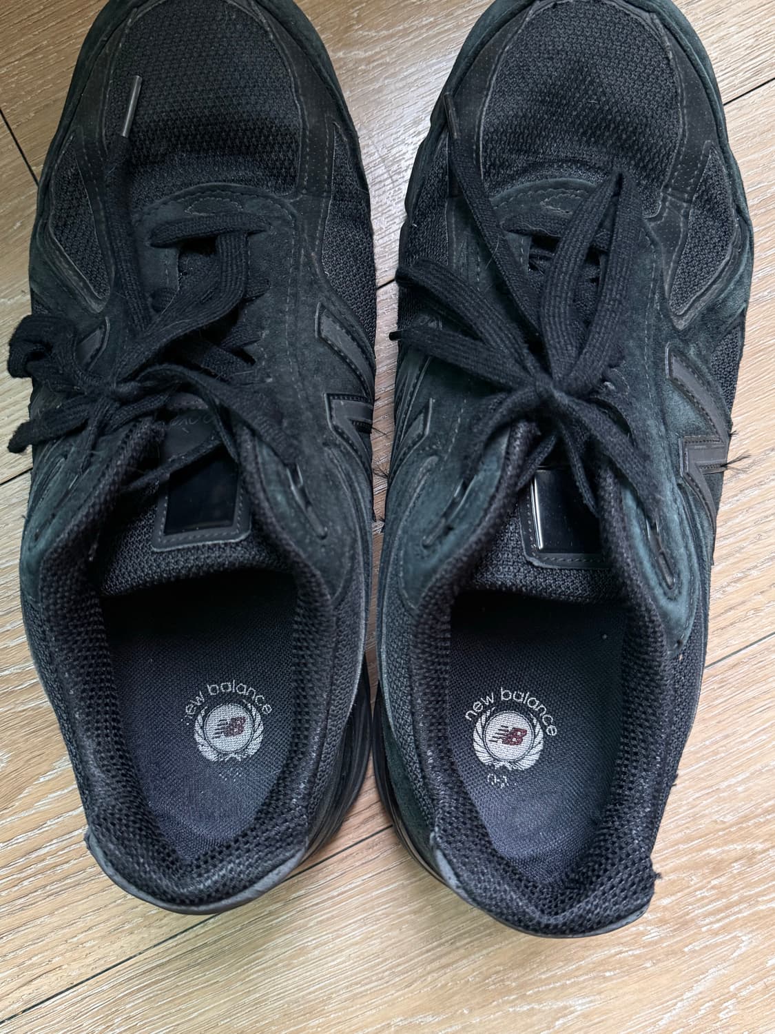 뉴발란스 990 v4 트리플블랙 상품이미지4