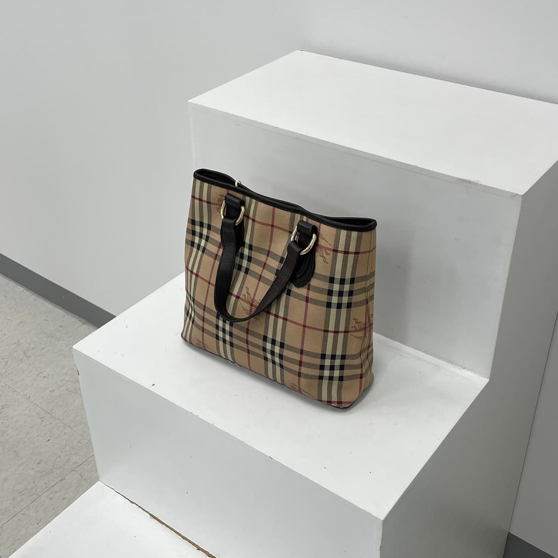 버버리 PVC 노바 체크 레더 핸들 토트백 상품이미지1