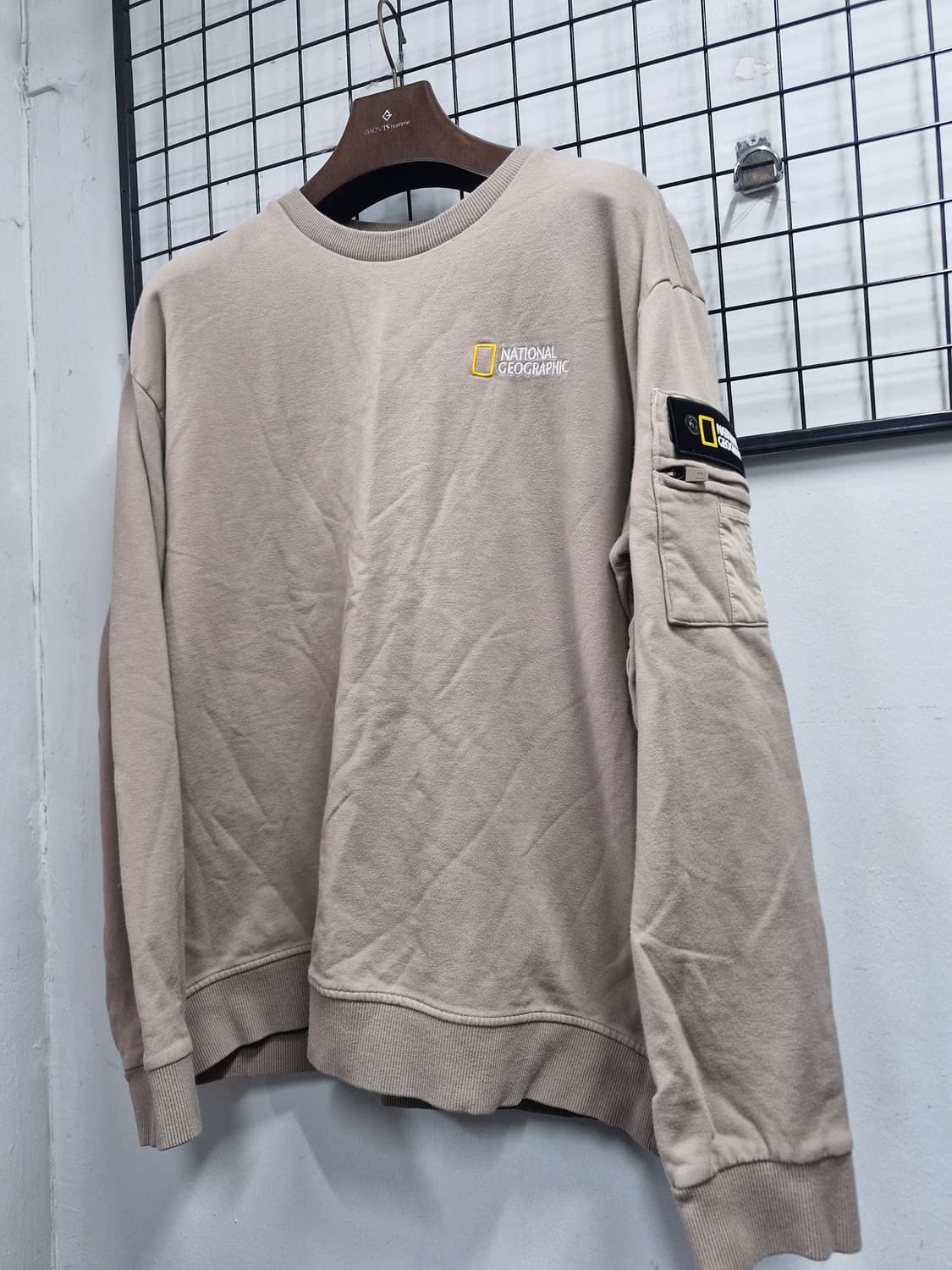 110XXL 내셔널지오그래픽 베이지 맨투맨. 상품이미지3