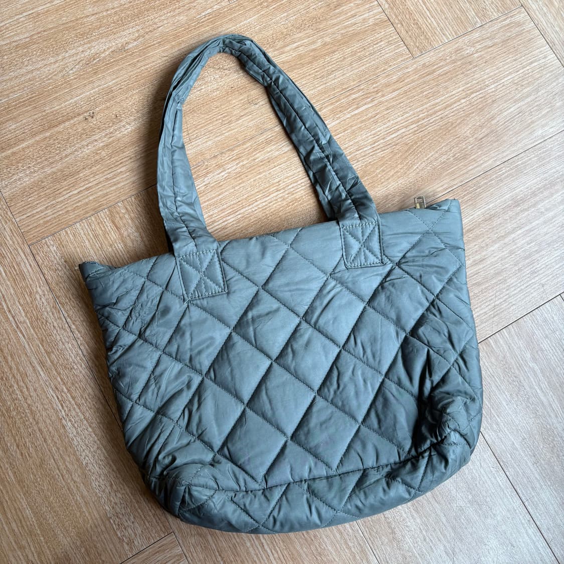 주카 카키그레이 퀼팅 패디드 토트백 상품이미지5