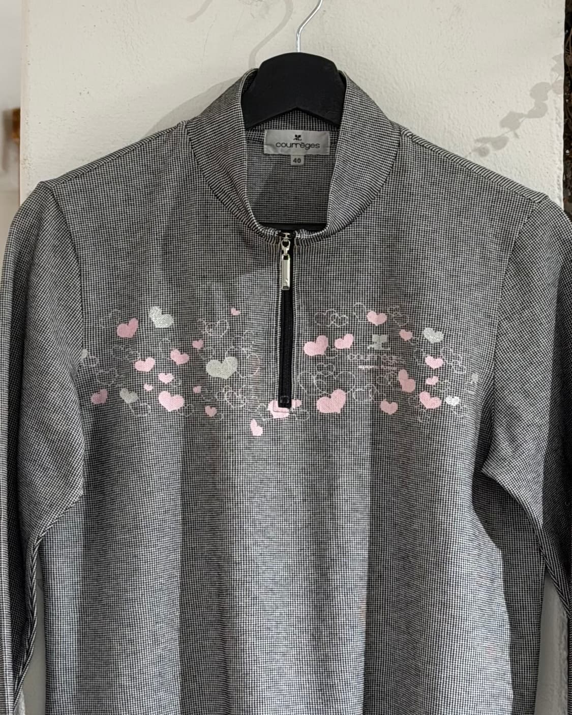 꾸레쥬 블랙화이트 하트 프린팅 하프집업 티셔츠 상품이미지4