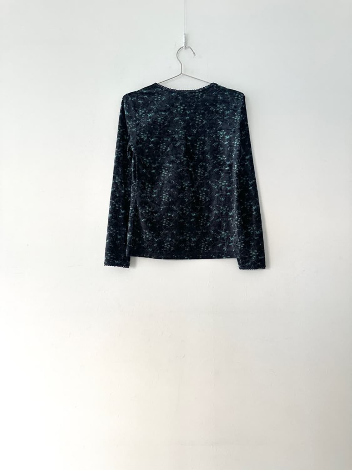 NICE CLAUP flower velvet v-neck top 상품이미지3