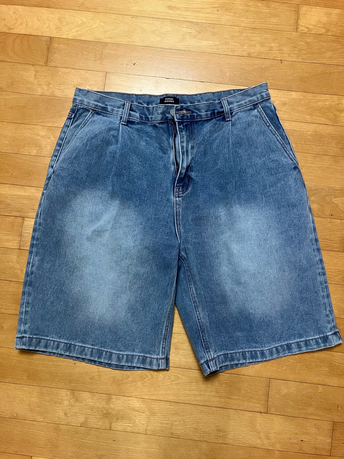 무신사 스탠다드 빅 브러쉬 원 턱 버뮤다 데님 팬츠 [라이트 인디고]  상품이미지2