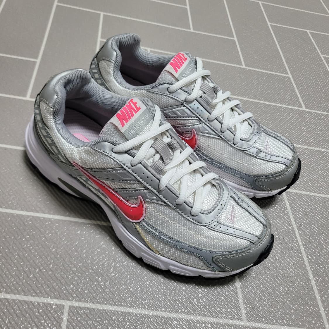 나이키 이니시에이터 실버핑크 운동화 225cm 상품이미지4