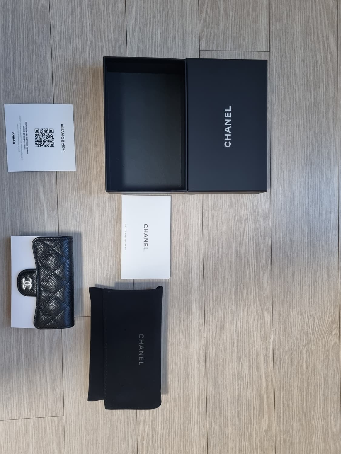 샤넬 클래식 카드 홀더 그레인드 카프스킨 & 실버 메탈 블랙 상품이미지1