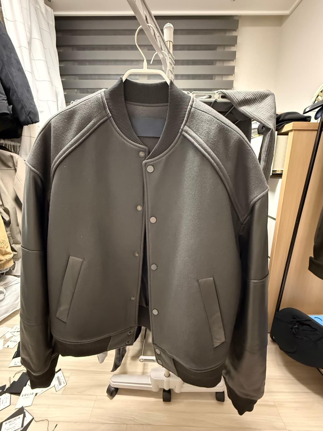 24fw준지 레더 슬리브 바시티 점퍼 - 그레이 46 상품이미지1