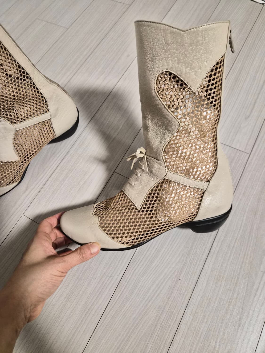 새상품 유니크한 가죽 망사 믹스 레이스업 부츠 (230 사이즈) 상품이미지1