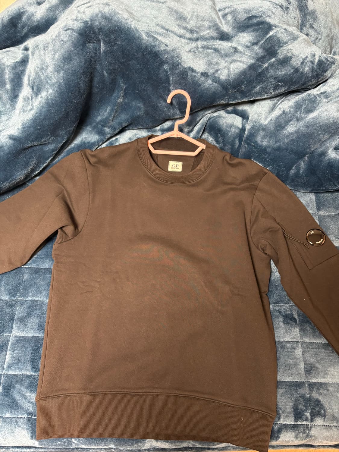 C.P. 컴퍼니 렌즈 와펜 스웨트셔츠 블랙 - 25FW 상품이미지1