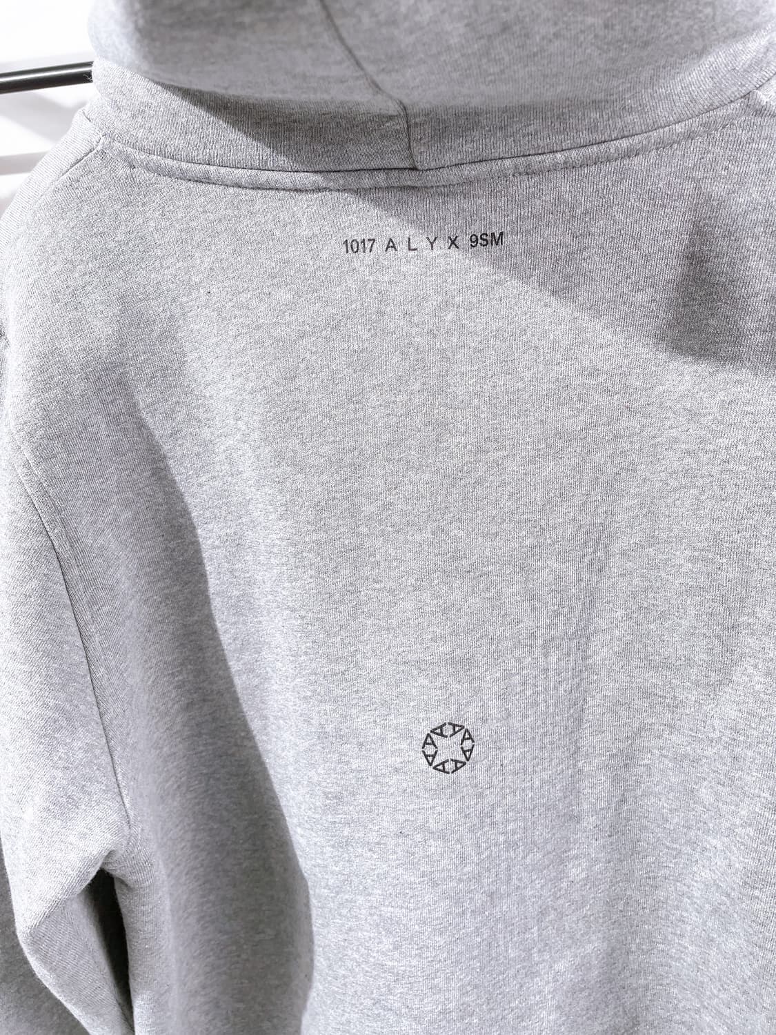 (정품/새상품) 알릭스 공용 그레이 레터링 로고 프린트 기모 후드 상품이미지4