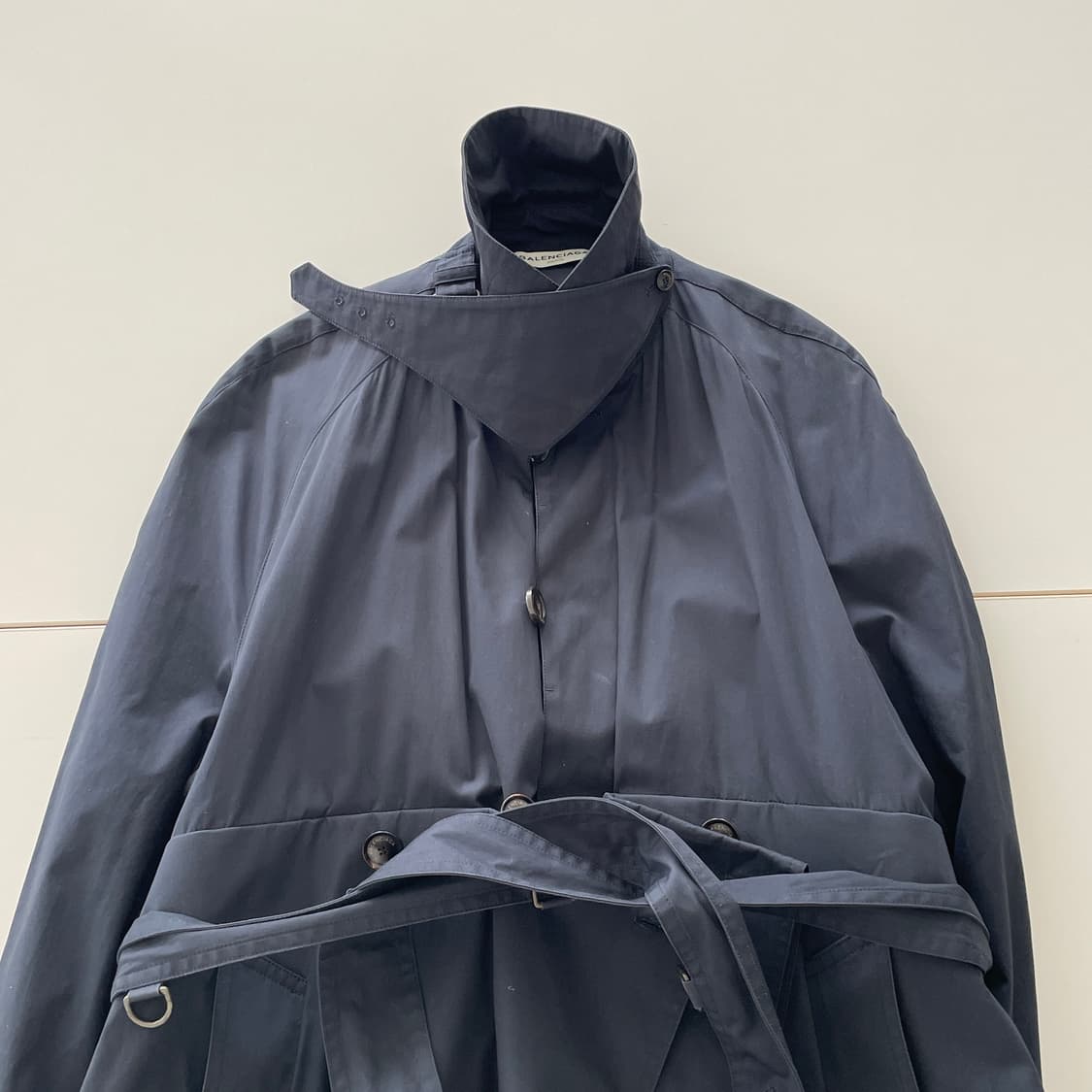 뎀나 발렌시아가 아카이브 트렌치 비대칭 네이비 트렌치 코트 상품이미지5