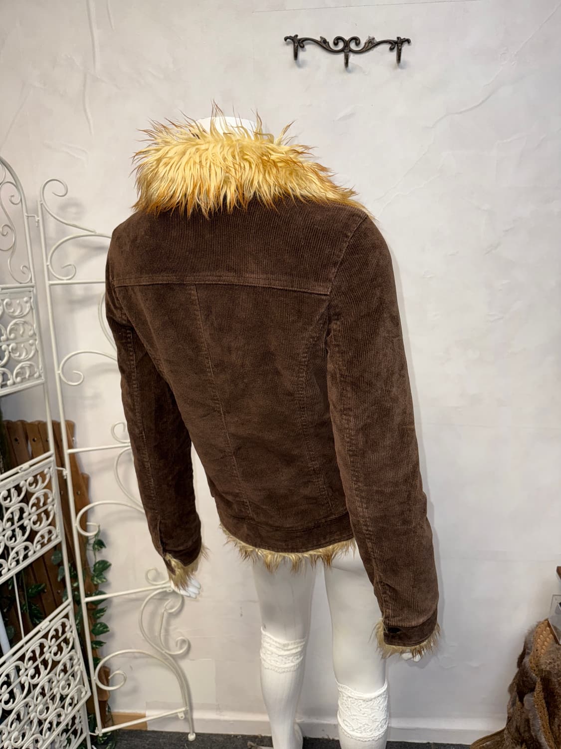 Brown corduroy fur trimmed button jacket 상품이미지5