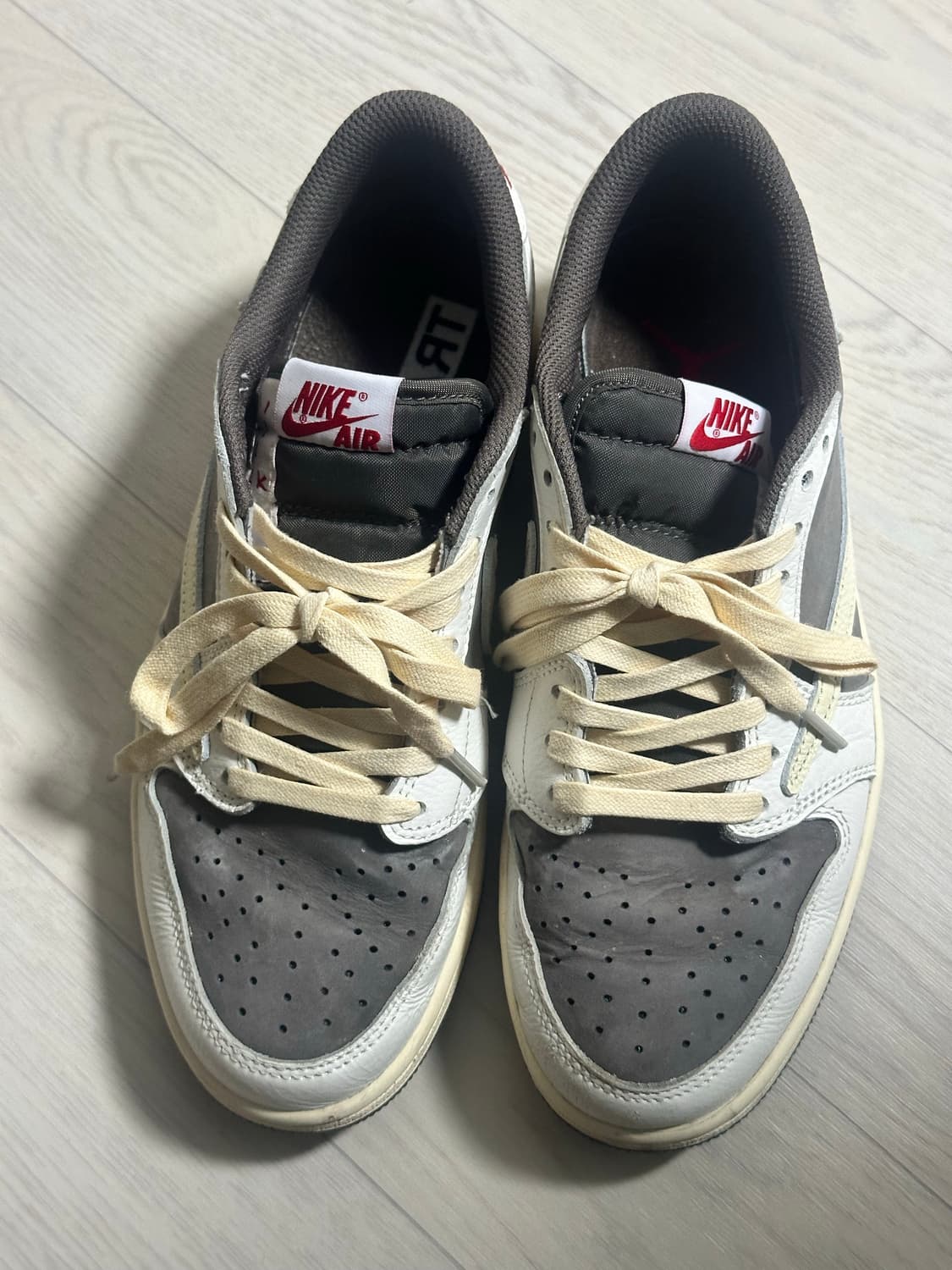 조던 1 x 트래비스 스캇 리버스 모카 260 상품이미지1