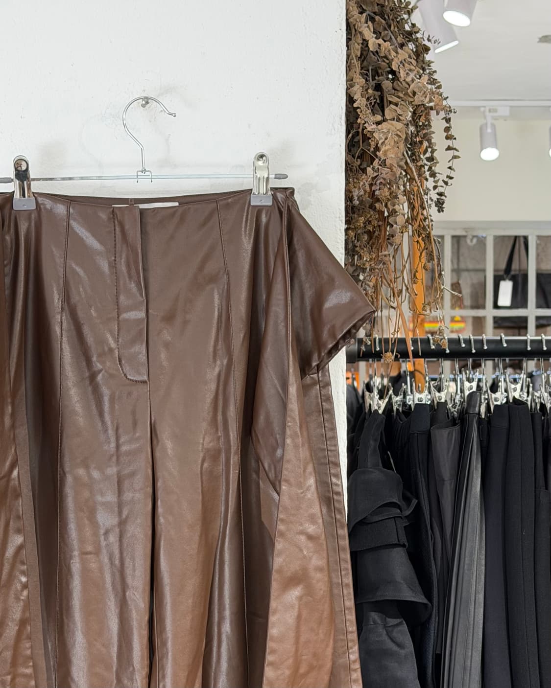 알렉산드르 아흐하카츠시빌리 브라운 fw20 레더 랩스타일 팬츠 상품이미지4