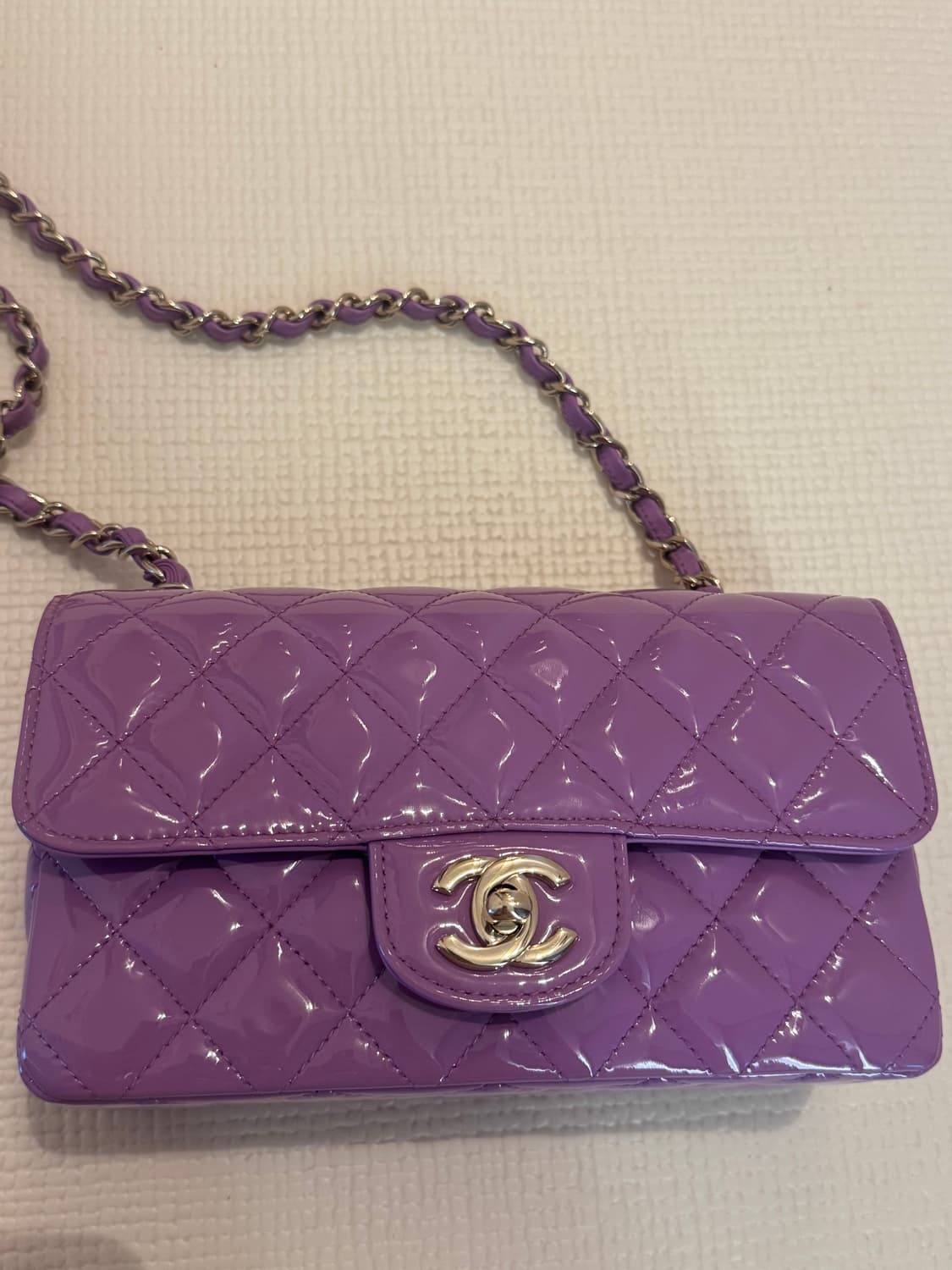 샤넬 퍼플 페이던트 플립백 새상품 한정판 신세계 백화점 정품 상품이미지1
