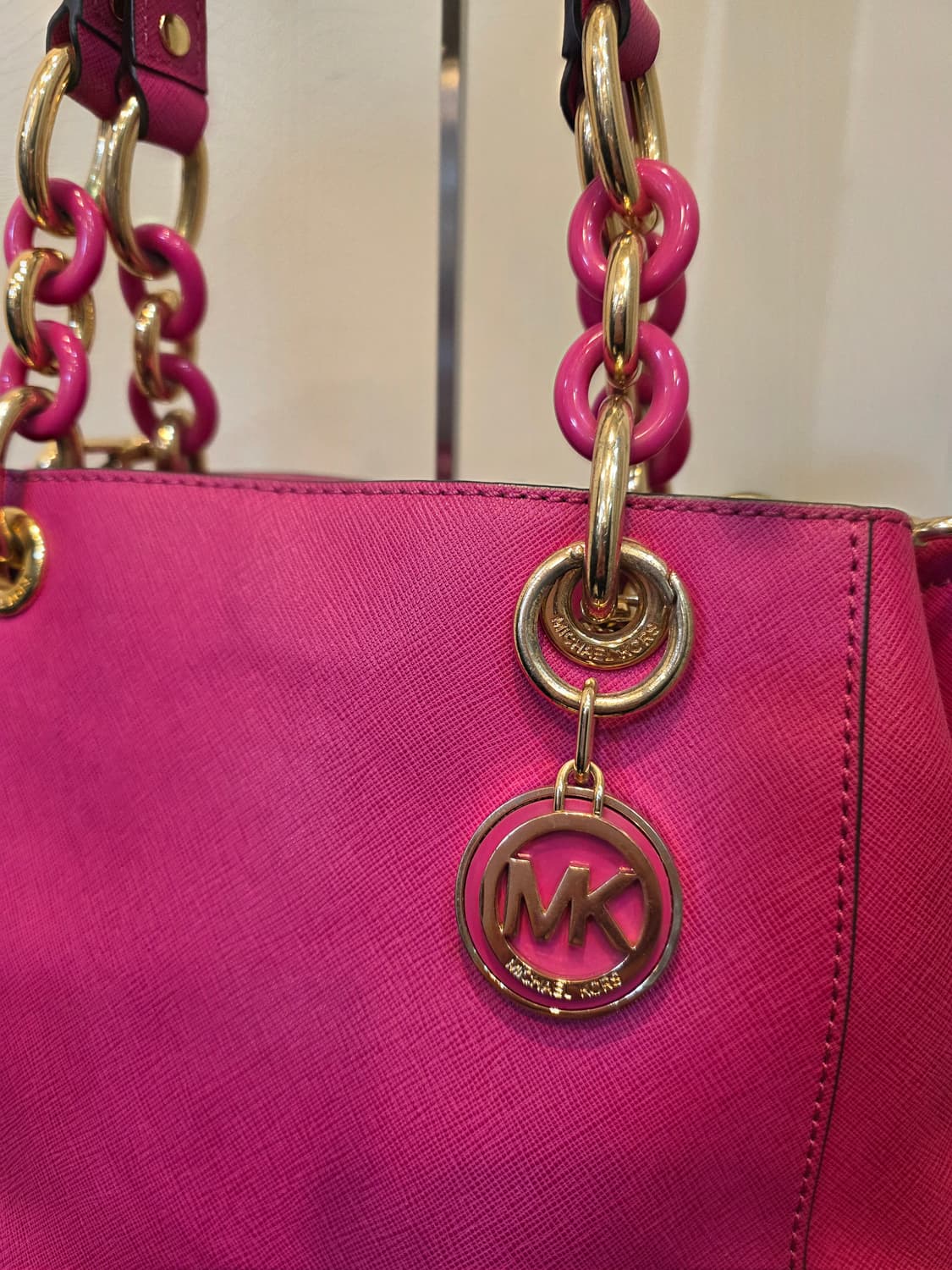 마이클코어스 신시아  스몰 푸시아 사첼백 상품이미지2