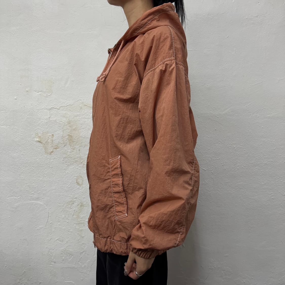 빔즈(BEAMS) 인디핑크컬러 나일론 드로우코드 후드 윈드브레이커 상품이미지2