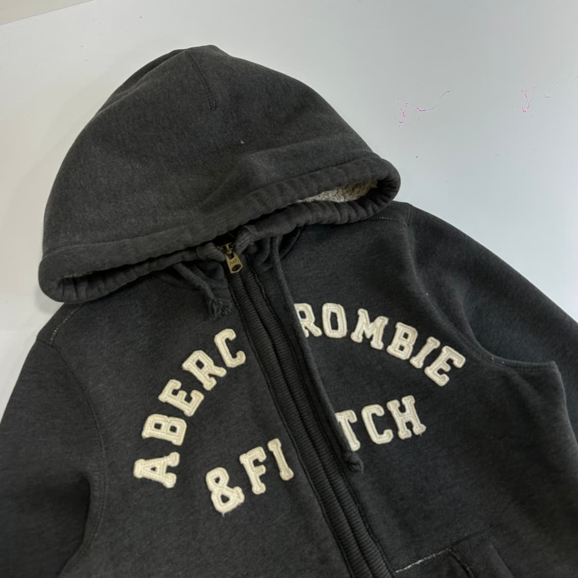 Abercrombie 아베크롬비 스펠아웃로고 퍼안감 차콜 후드집업  상품이미지4