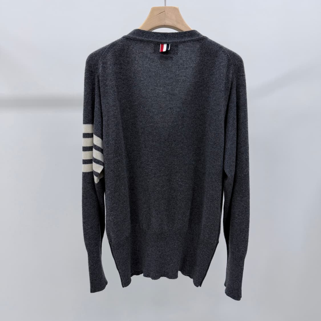 [S+급/3] 톰브라운 사선완장 캐시미어 가디건 그레이 상품이미지5