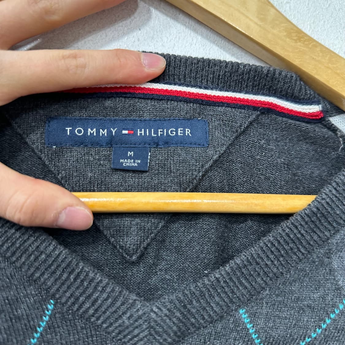 타미힐피거 브이넥 아가일 니트 상품이미지3