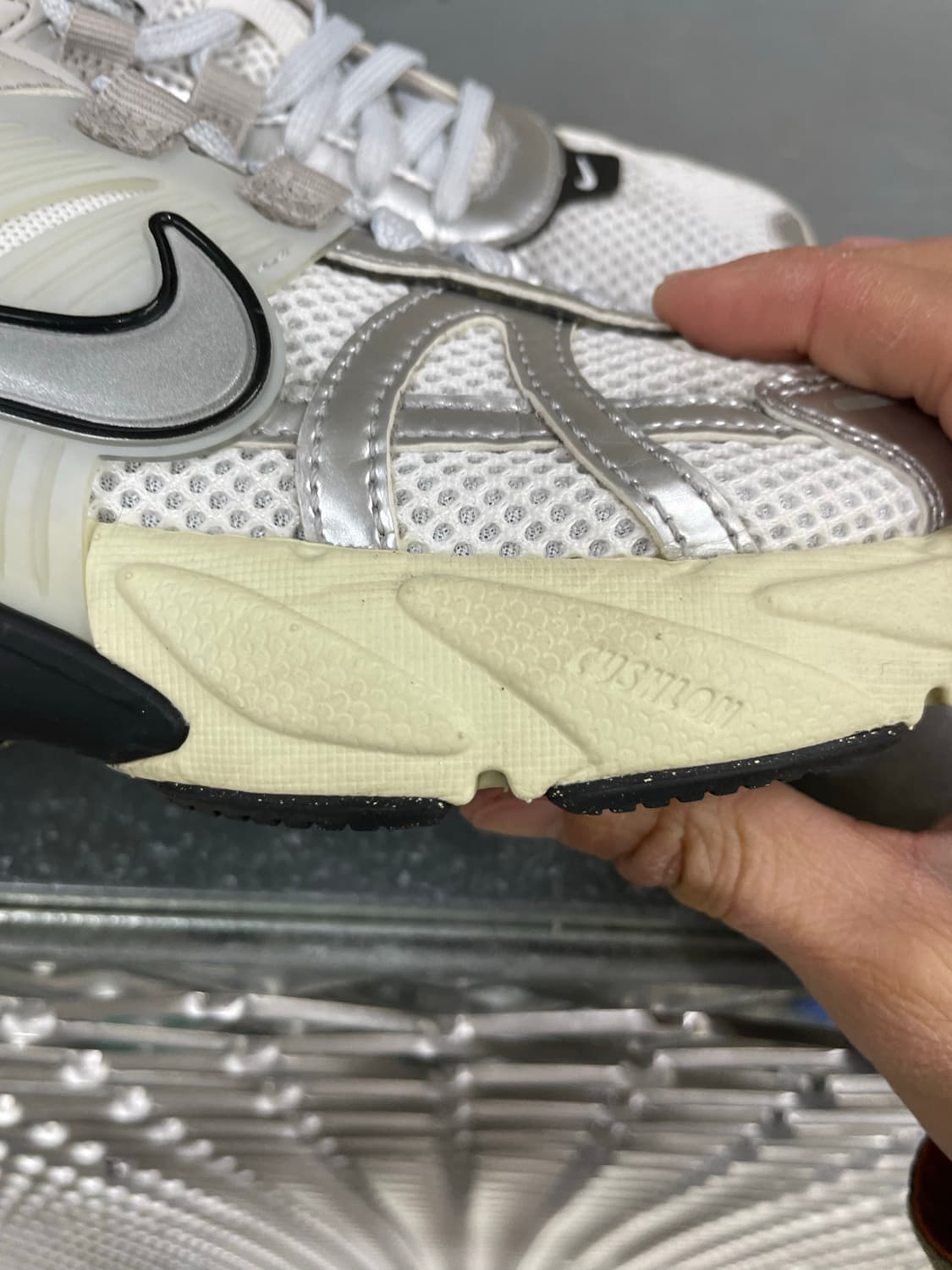 나이키 V2K 런 서밋 화이트 메탈릭 실버 240 상품이미지8