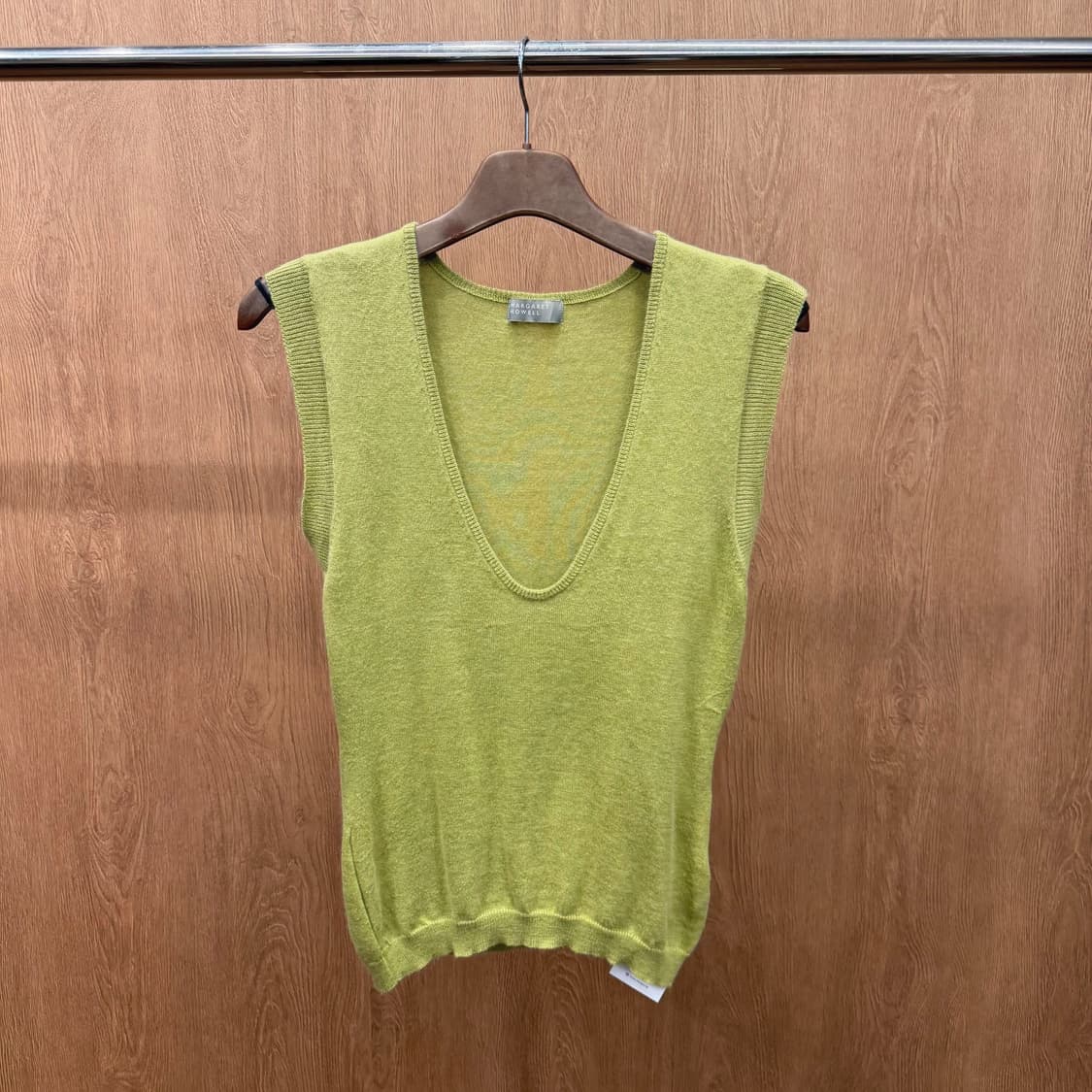 마가렛 호웰 딥 브이넥 슬리브리스 니트 립 배색 디테일 루즈핏 그린 상품이미지2