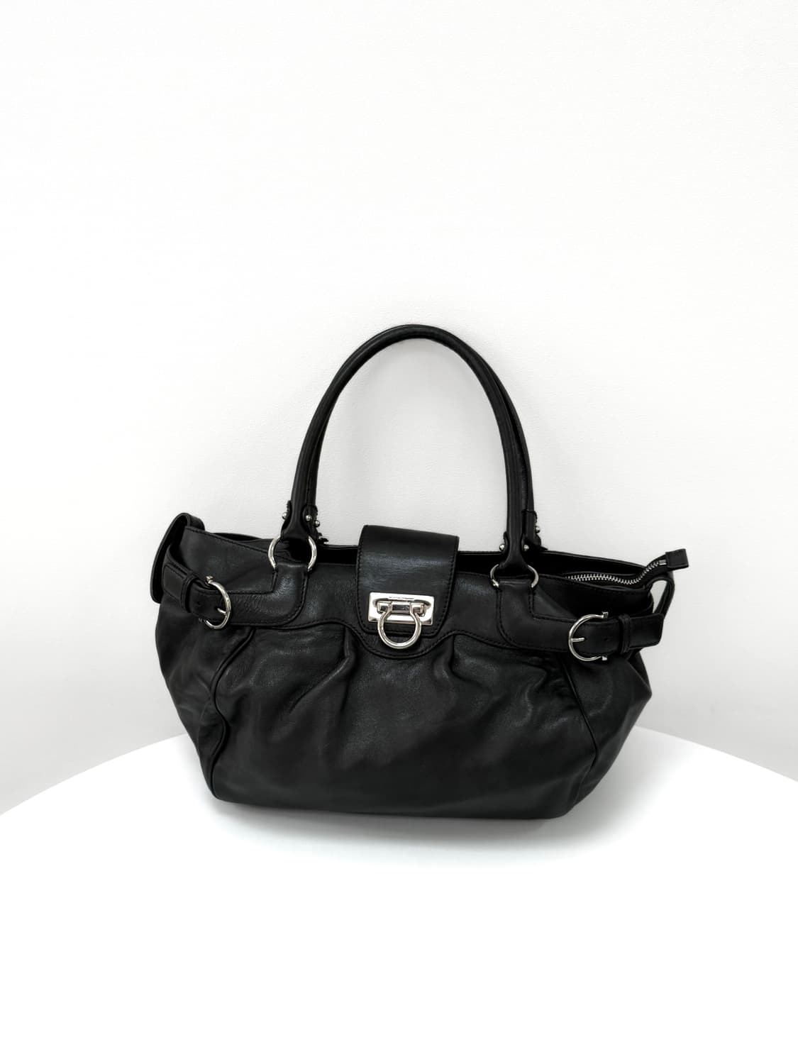 페라가모 간치니 락 소프트 카프스킨 숄더백 상품이미지1