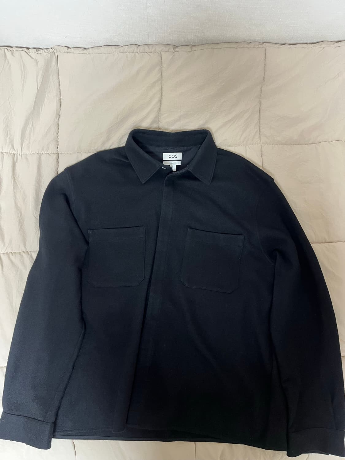 COS 남자 레귤러핏 울 오버셔츠 블랙 1102638001 상품이미지2