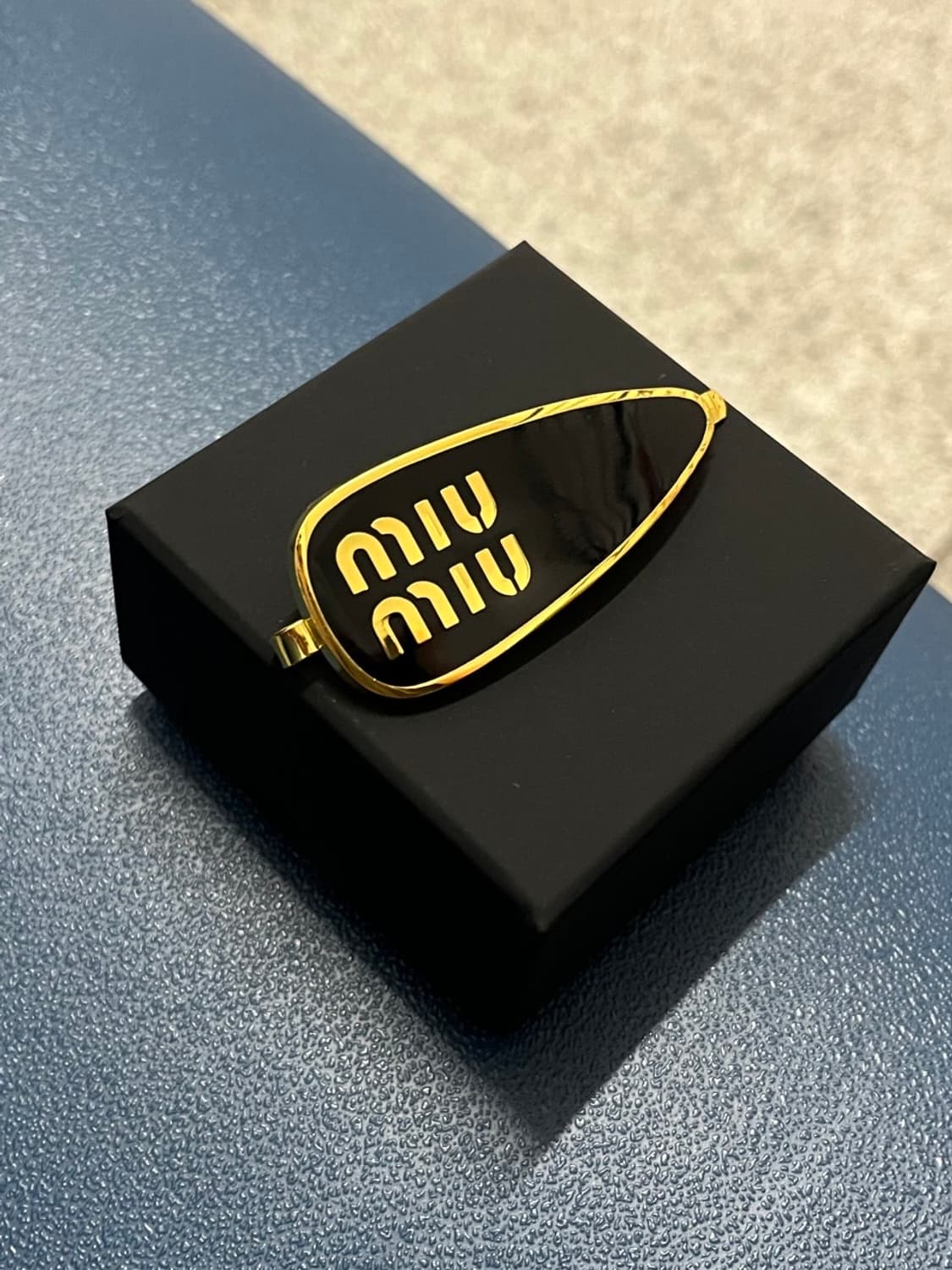 미우미우 업사이클링 에나멜 메탈 헤어핀 상품이미지4