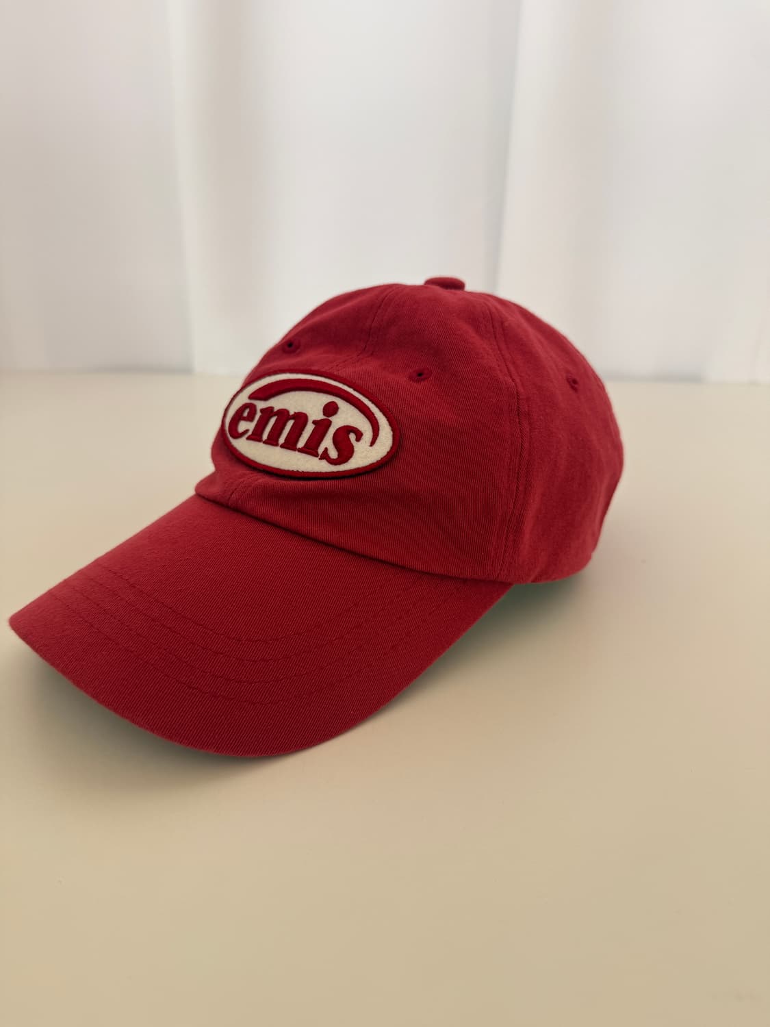 이미스(EMIS)의 톤 온 톤 와펜 볼캡 레드 상품이미지1
