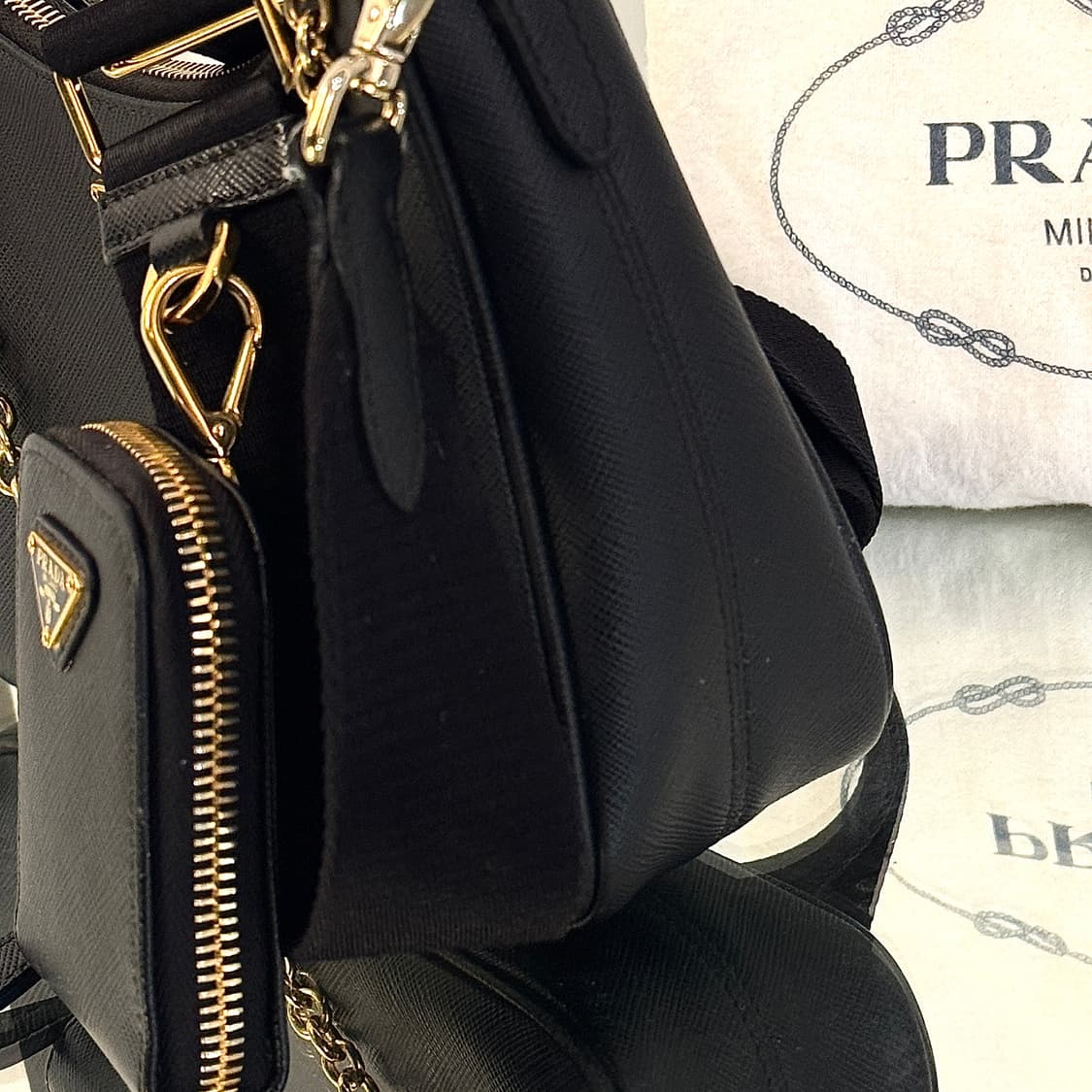 프라다 리에디션 사피아노 레더 테수토 호보백 블랙 골드 상품이미지6