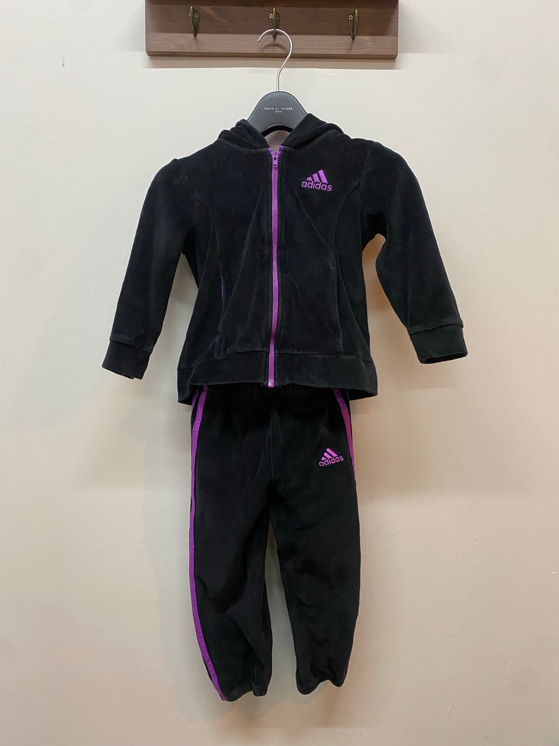 아디다스 키즈 벨벳 트레이닝복 세트 3T 상품이미지1