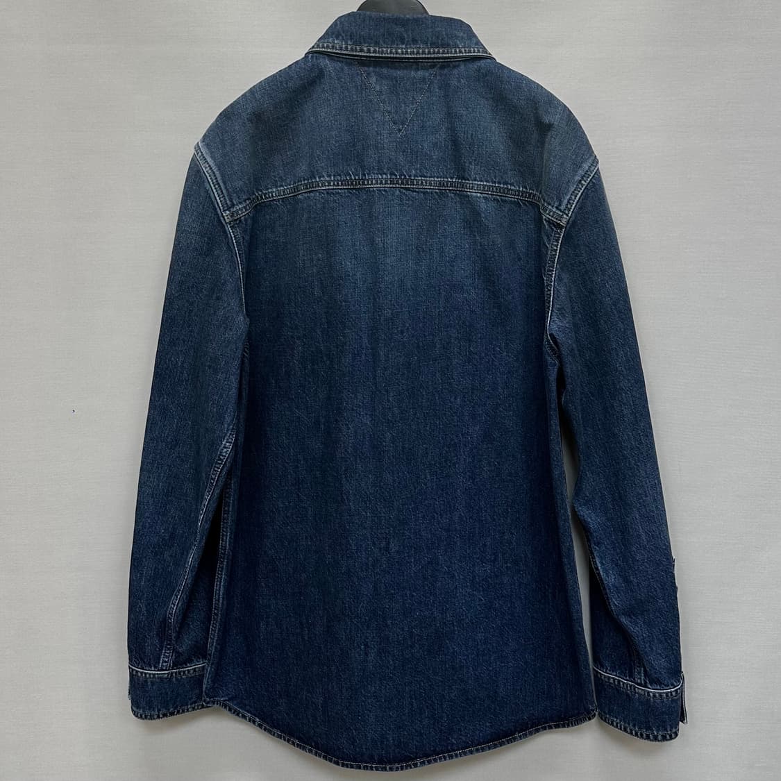 보테가베네타 체스트 포켓 워싱 데님 셔츠 (105) 상품이미지4