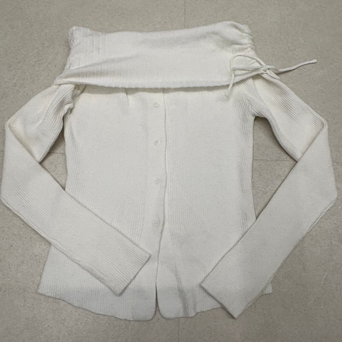 뉴얼린 스트링 셔링 버튼 오프숄더니트 상품이미지2