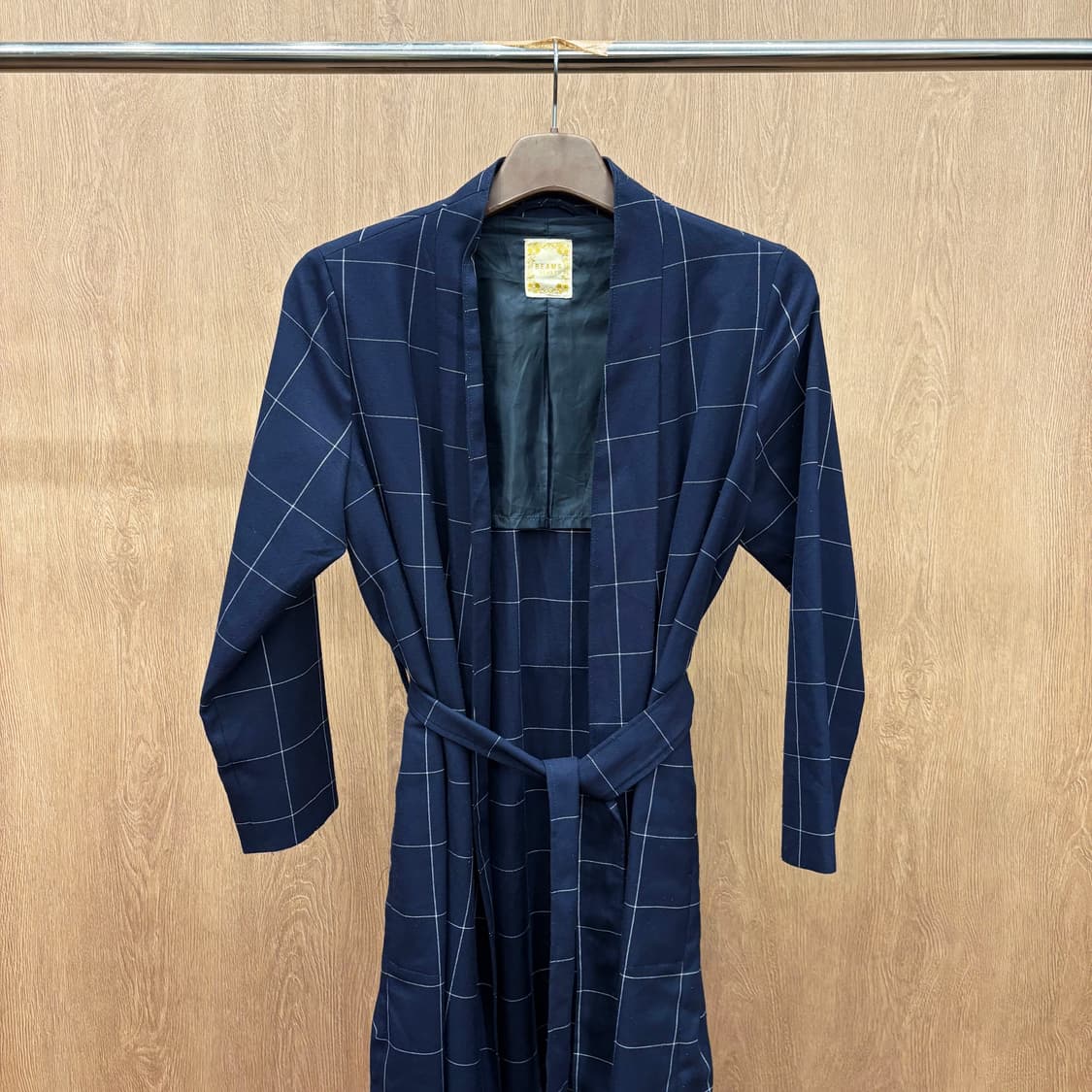 빔즈 하트 오픈형 로브 코트 윈도우 체크 패턴 허리 스트랩 디테일 네이비 상품이미지4