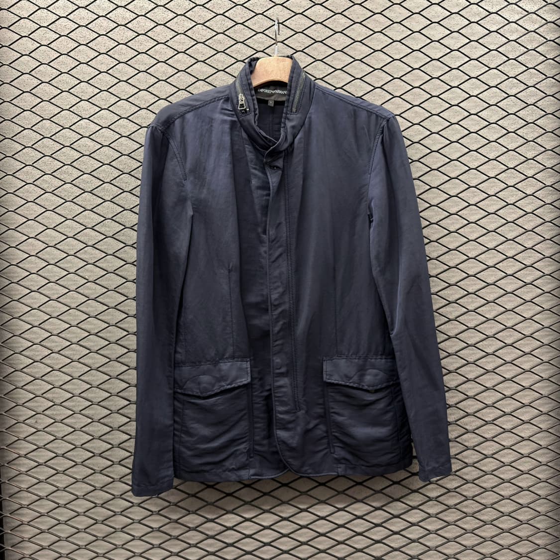 엠포리오 아르마니 캐주얼 코트자켓 사파리포켓 패커블 후드 디테일 네이비 상품이미지2