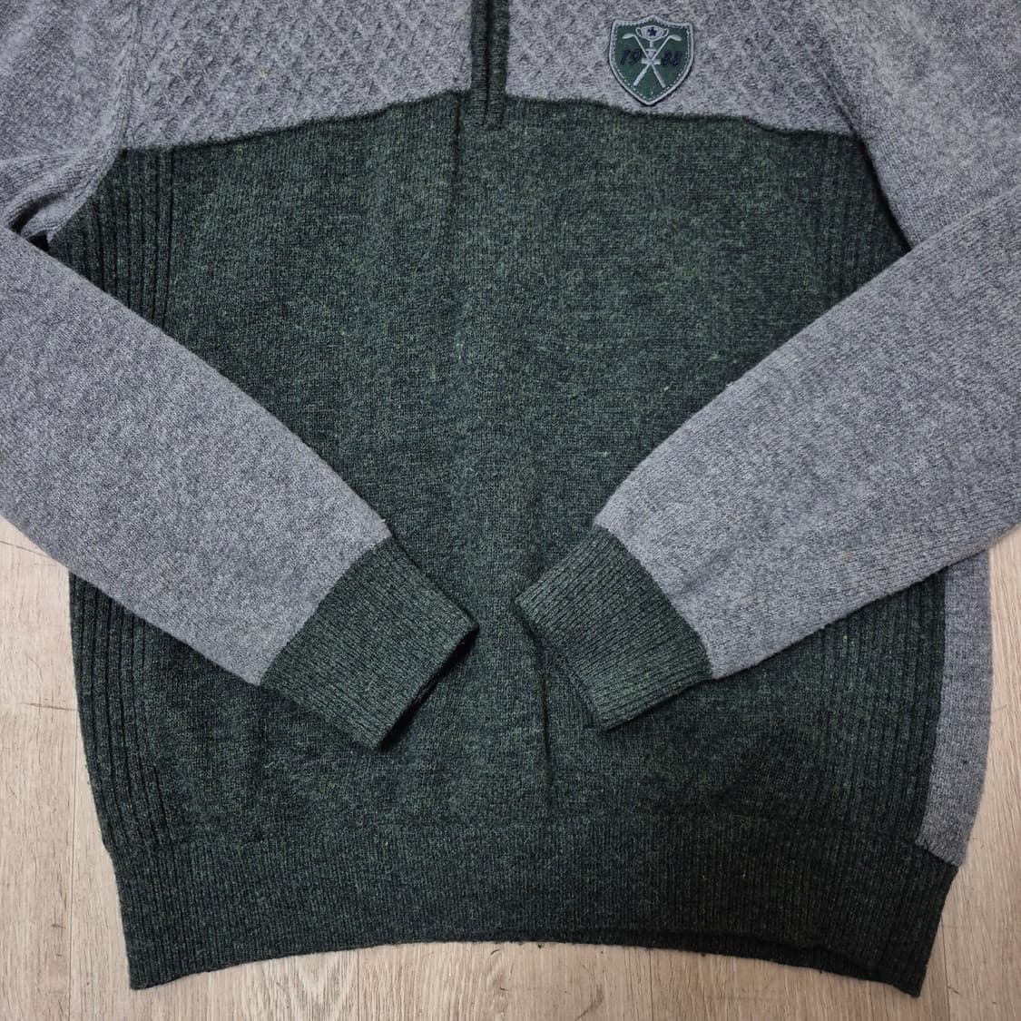 루이티크라운 골프웨어 울 헤링본 와펜 로고 반집업니트 상품이미지3