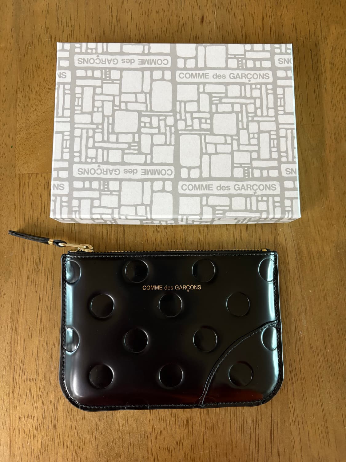 꼼데가르송 CDG 지갑 도트 엠보싱 처리 블랙 상품이미지1