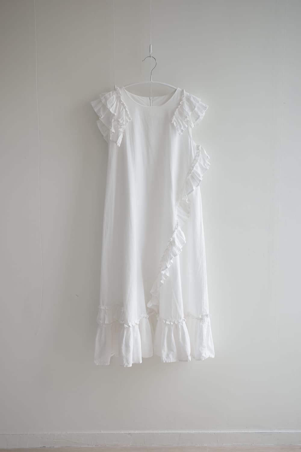 Pure white ruffle blouse 상품이미지1