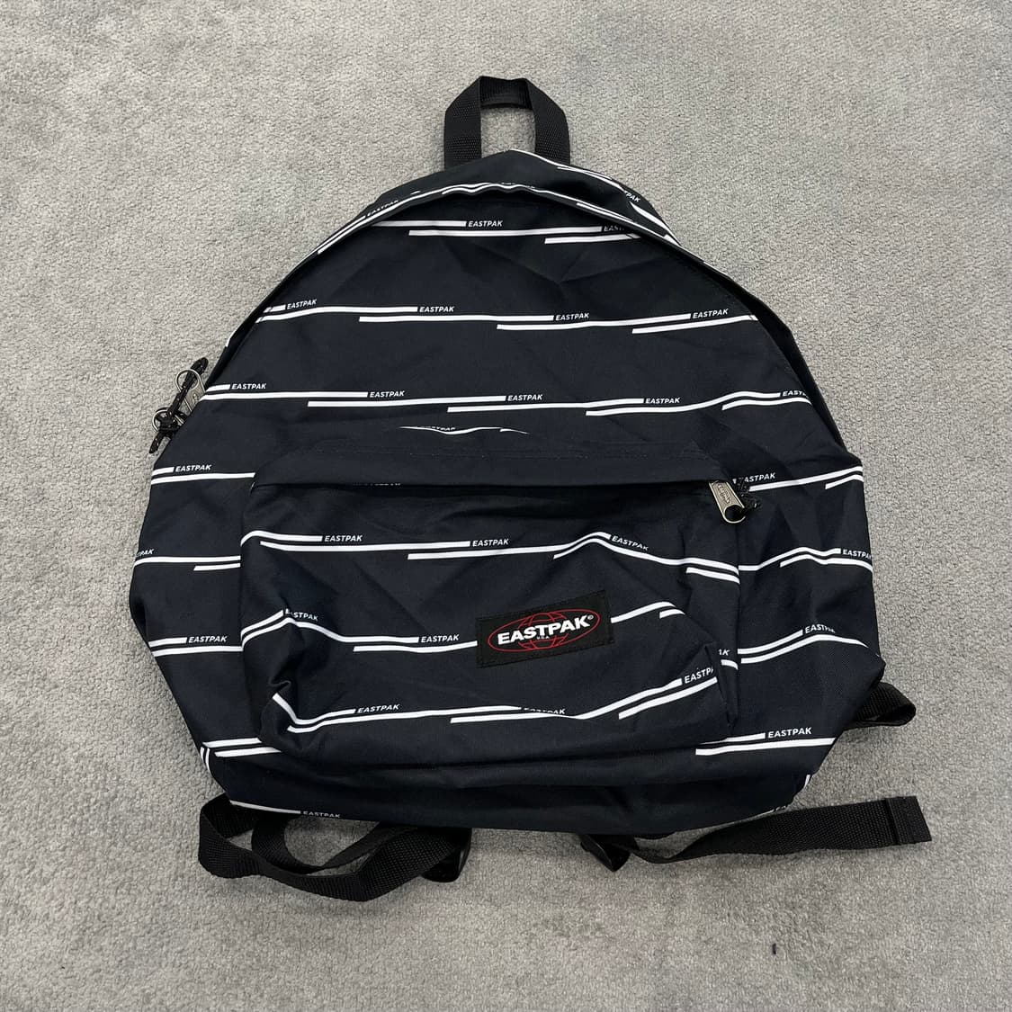 이스트팩 블랙 스트라이프 백팩 상품이미지1