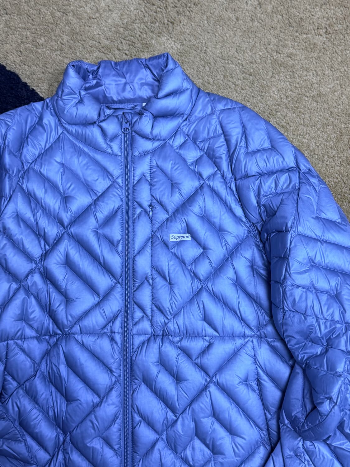 슈프림 22SS 스펠아웃 퀼티드 다운 자켓 슬레이트 색상 상품이미지2